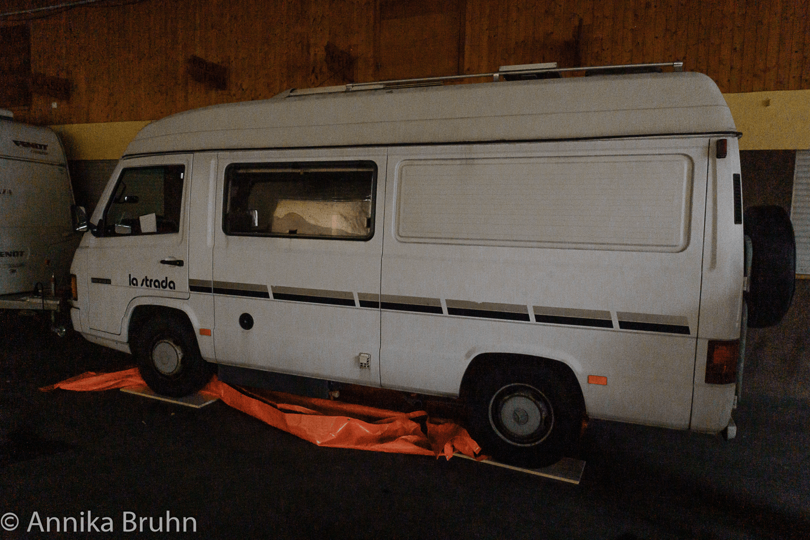 Gulliver steht in der Halle